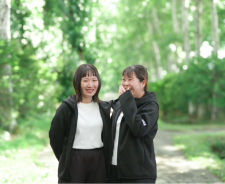 森の中にいる二人の女性。