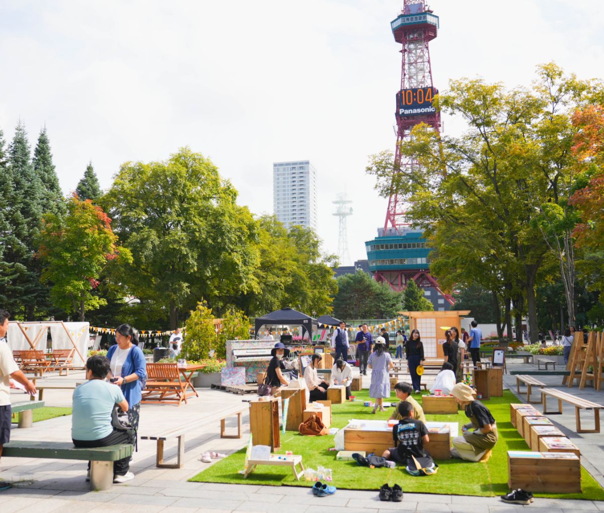 夜のバーベキューイベントの屋台で、客と店員が会話中。