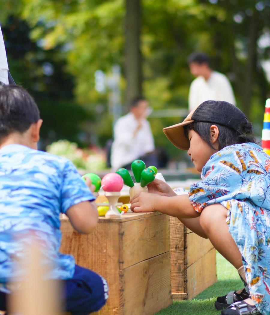 公園で木製おもちゃに夢中な子供たち。