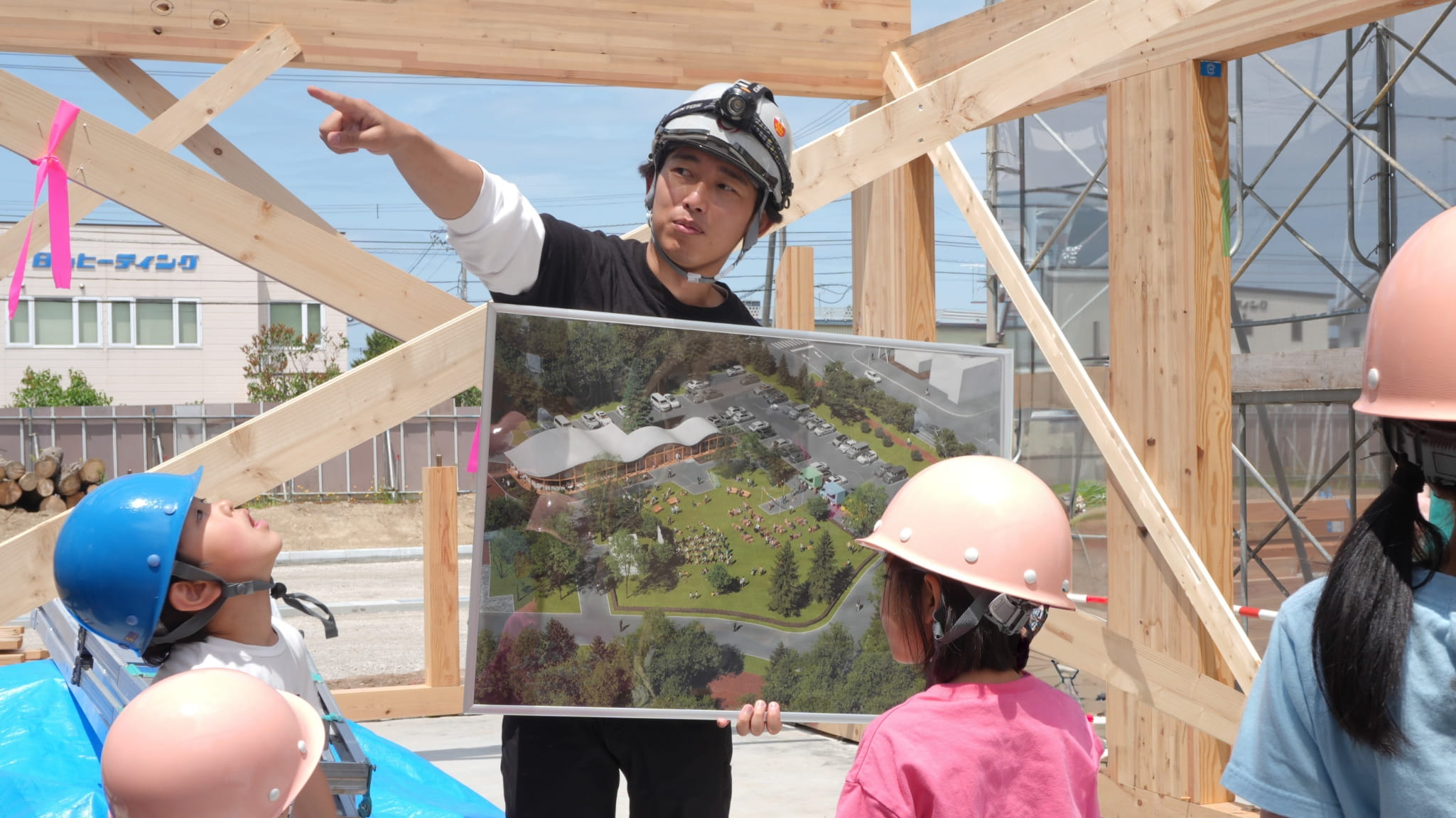 子供達に説明している人