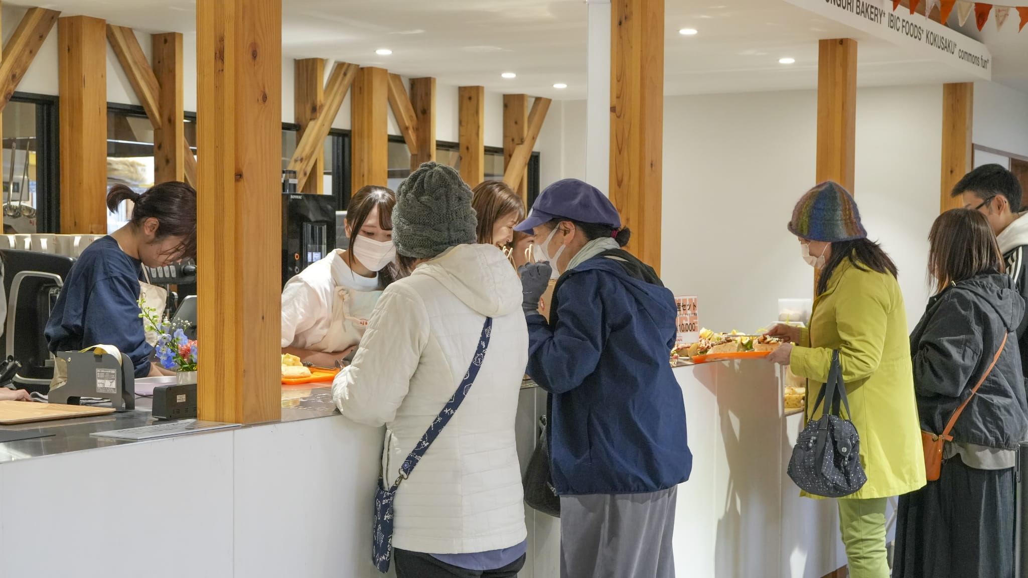 木製の部屋にいる女性